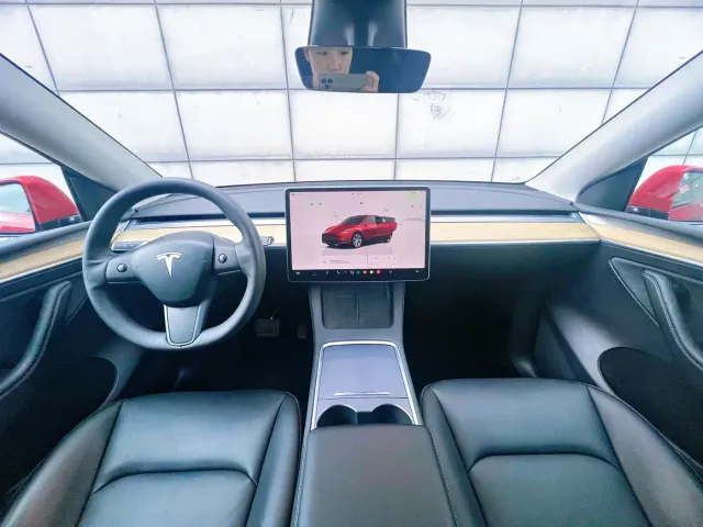 Tesla Model Y — Фото автомобиля 7