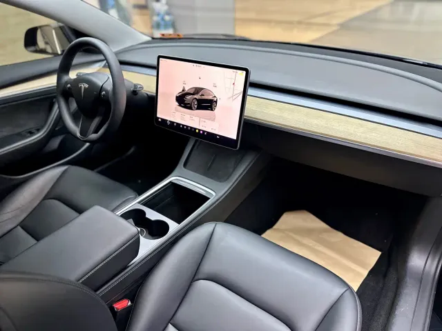 Tesla Model 3 — Фото автомобиля 7