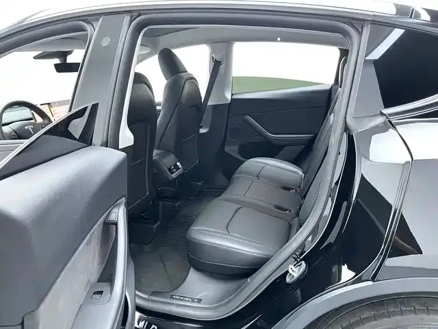 Tesla Model Y — Фото автомобиля 13