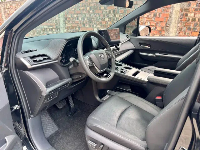 Toyota Sienna — Фото автомобиля 10