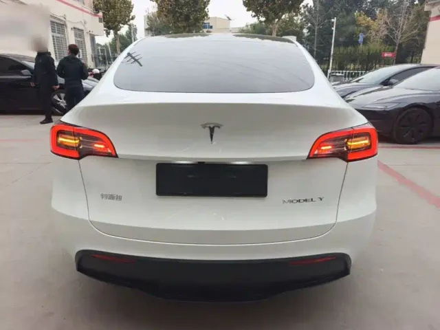 Tesla Model Y — Фото автомобиля 5