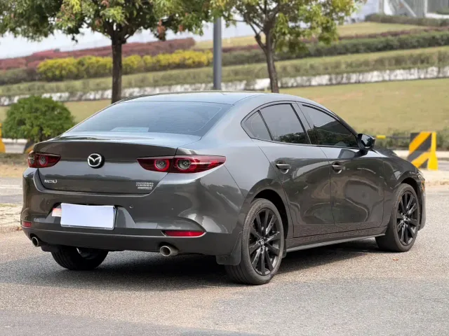 Mazda Axela — Фото автомобиля 5
