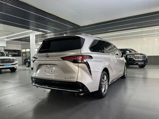 Toyota Sienna — Фото автомобиля 9