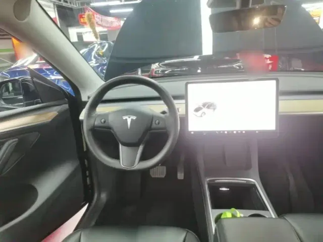 Tesla Model Y — Фото автомобиля 10