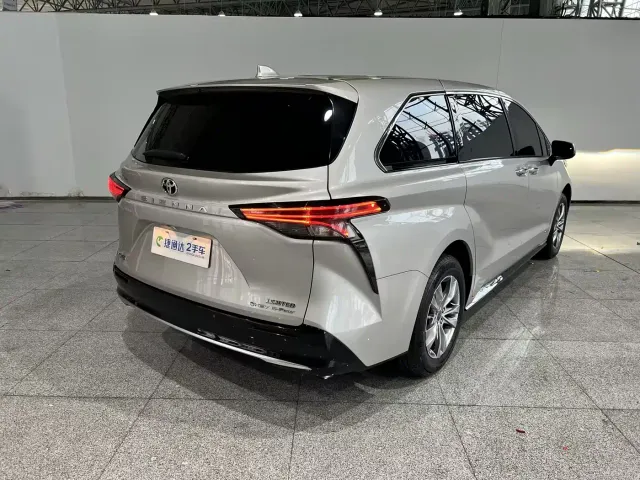 Toyota Sienna — Фото автомобиля 19