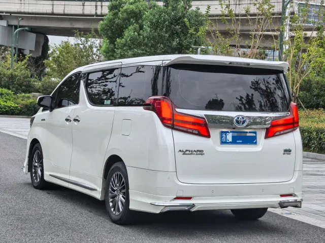 Toyota Alphard — Фото автомобиля 4