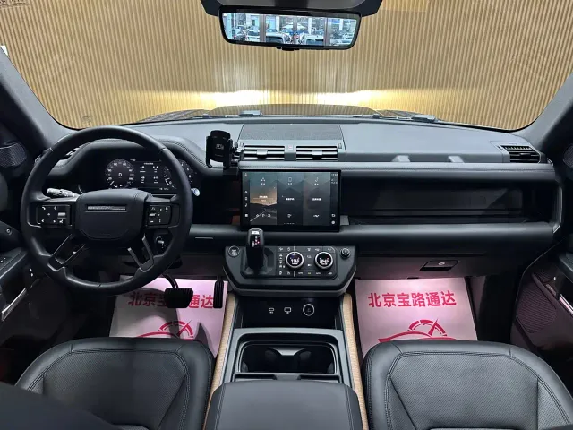 Land Rover Defender — Фото автомобиля 10