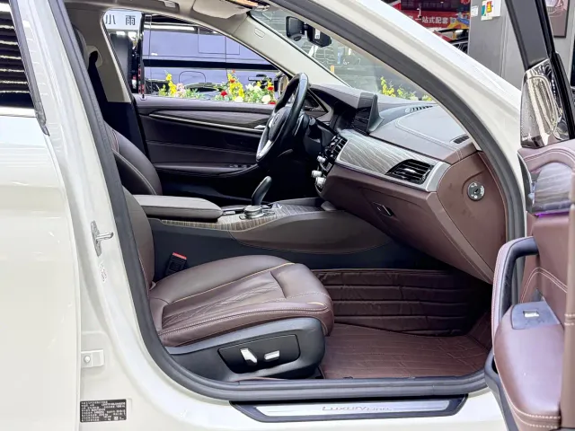 BMW 5 Series — Фото автомобиля 17