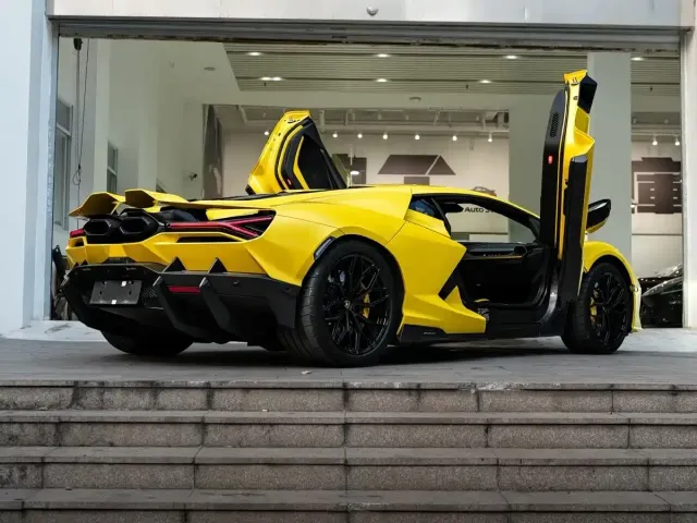Lamborghini Revuelto — Фото автомобиля 6