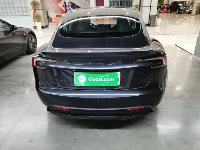 Tesla Model 3 — Фото автомобиля 5