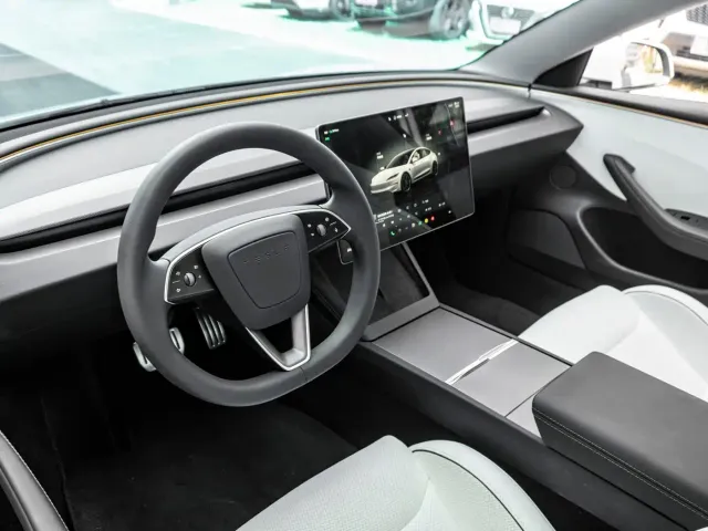 Tesla Model 3 — Фото автомобиля 8