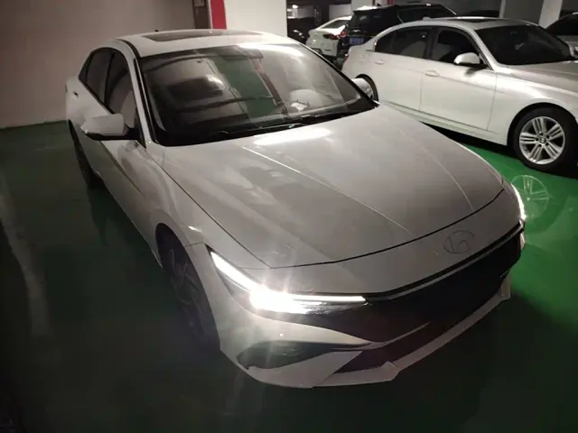 Hyundai Elantra — Фото автомобиля 3
