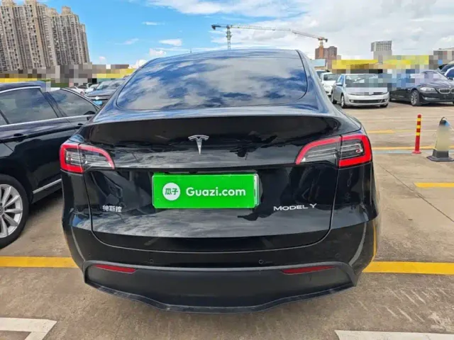 Tesla Model Y — Фото автомобиля 5