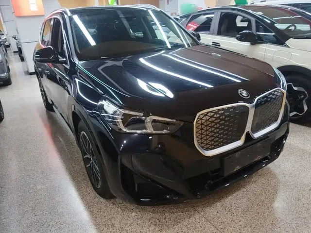 BMW iX1 — Фото автомобиля 3