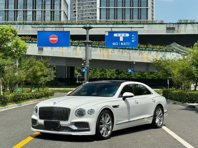 Bentley Flying Spur — Фото автомобиля 3