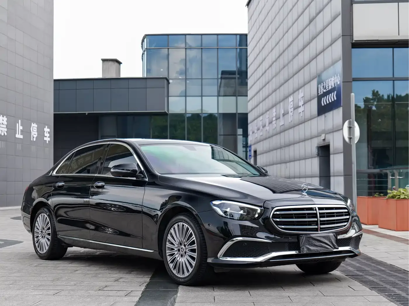 Mercedes-Benz Mercedes-Benz E-Class 2022 Second Facelift E 300 L Fashion — Фото автомобиля 3
