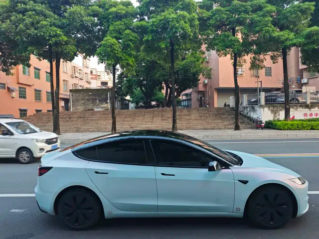 Tesla Model 3 — Фото автомобиля 5