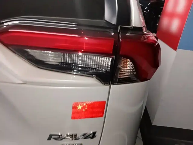 Toyota RAV4 — Фото автомобиля 7