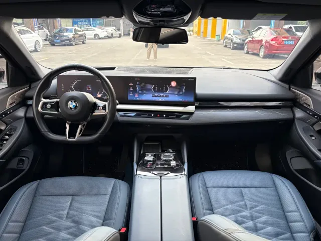 BMW 5 Series — Фото автомобиля 10
