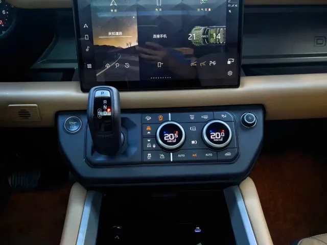 Land Rover Defender — Фото автомобиля 16