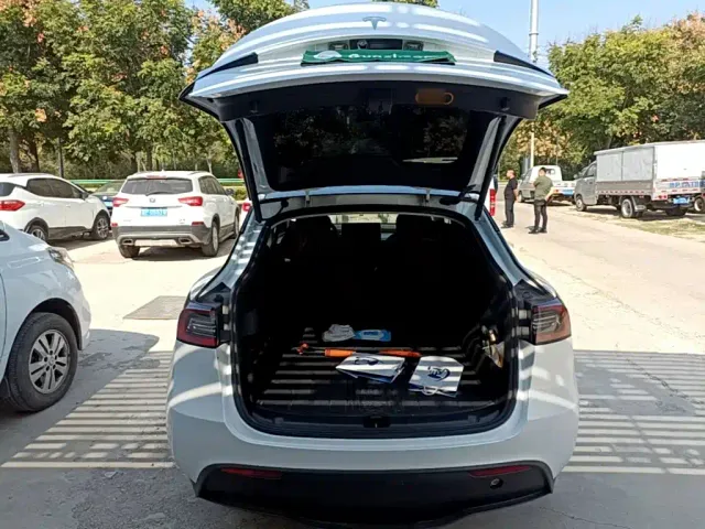 Tesla Model Y — Фото автомобиля 18