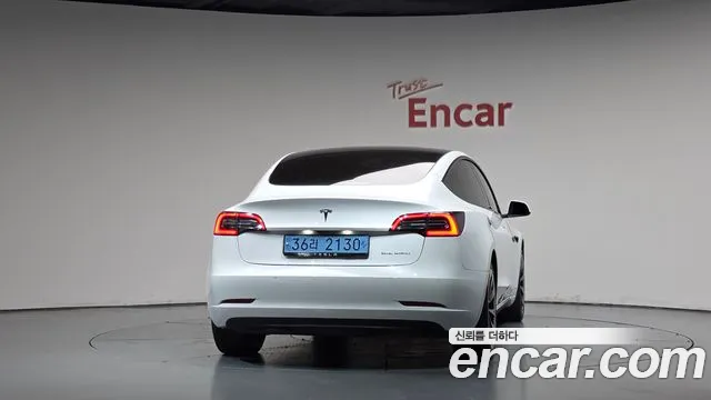 Tesla Model 3 — Фото автомобиля 4