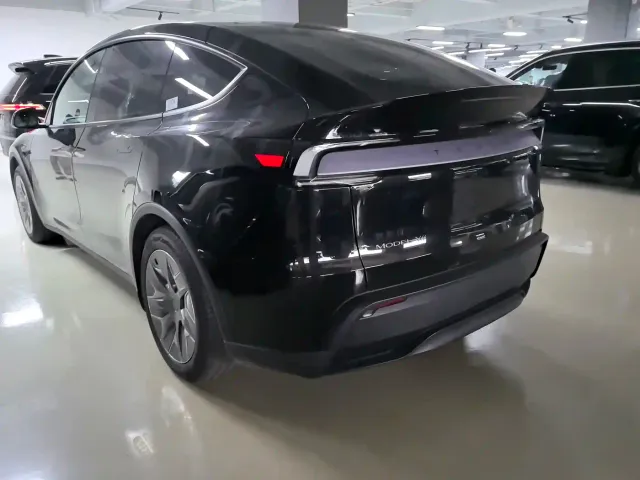 Tesla Model Y L — Фото автомобиля 3