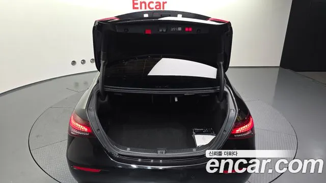 Mercedes-Benz E-Class — Фото автомобиля 26