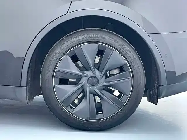 Tesla Model Y — Фото автомобиля 16