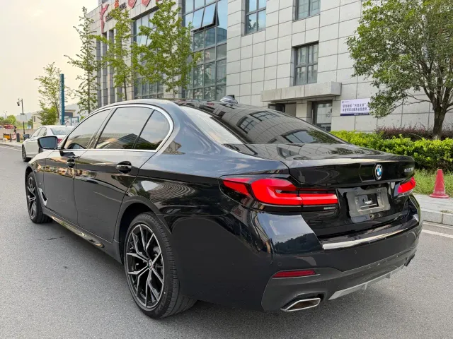 BMW 5 Series — Фото автомобиля 16