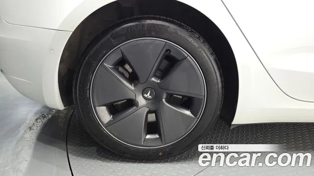 Tesla Model 3 — Фото автомобиля 5