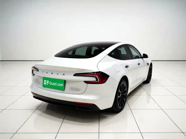 Tesla Model 3 — Фото автомобиля 5