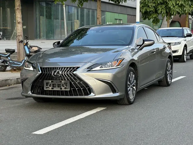 Фотография автомобиля — Lexus ES