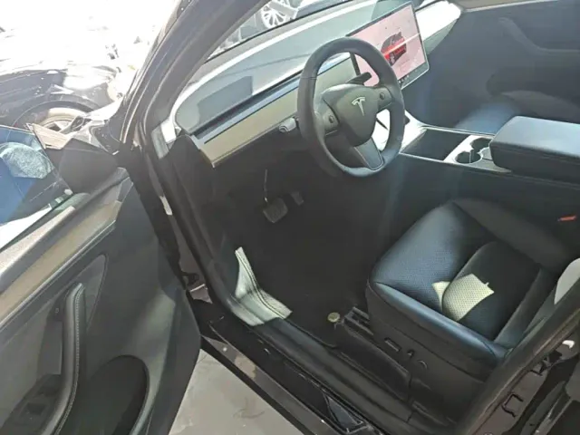 Tesla Model Y — Фото автомобиля 15