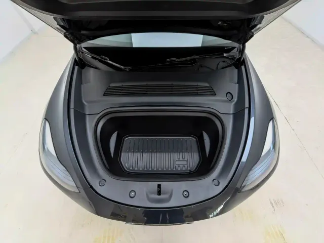 Tesla Model Y — Фото автомобиля 3