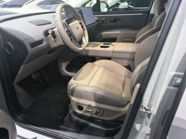 Li Auto i8 — Фото автомобиля 14