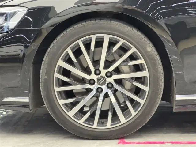 Audi A8 — Фото автомобиля 4