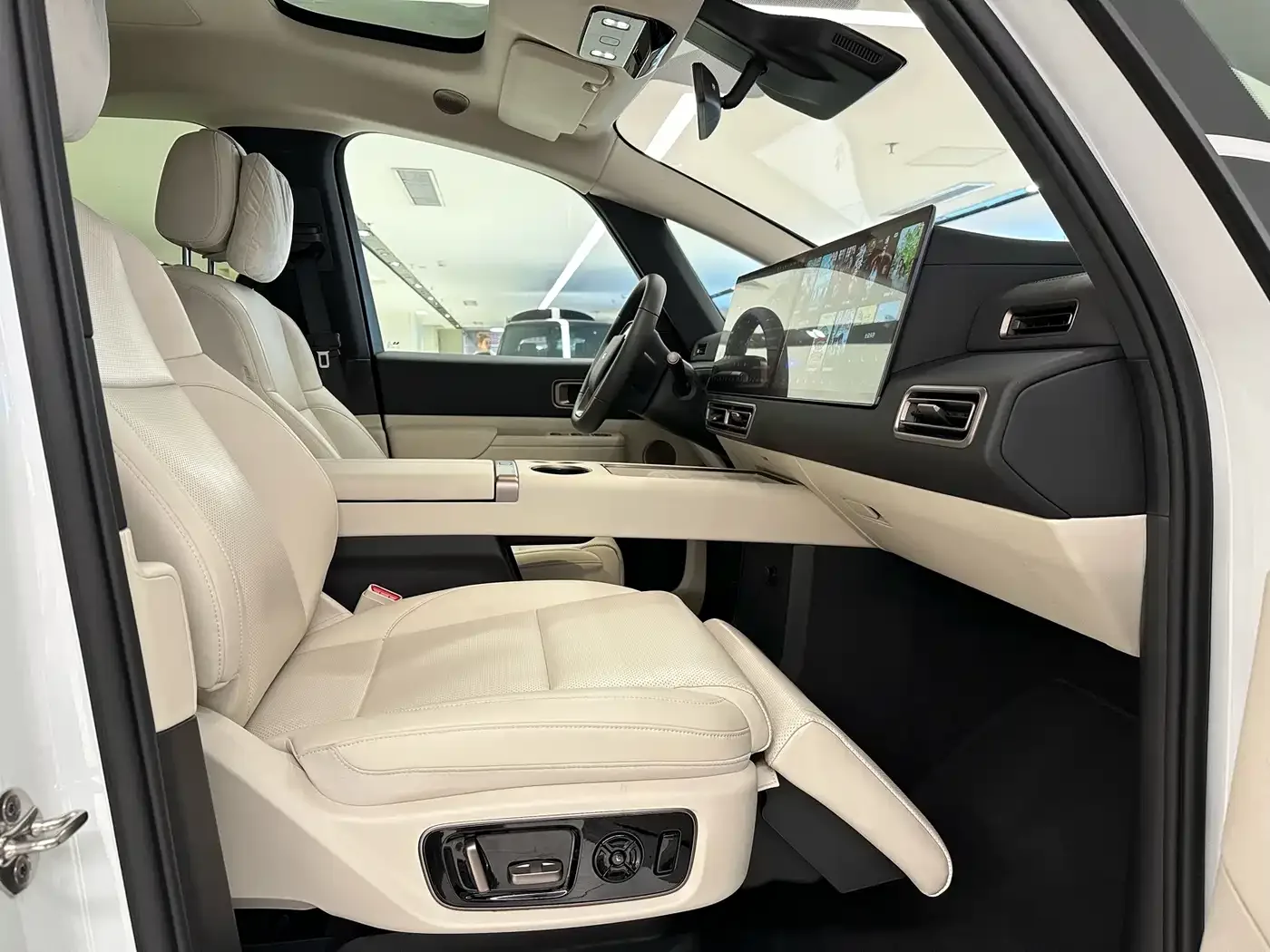 Li Auto Li Auto MEGA 2025 Model Home Family Special Edition — Фото автомобиля 11