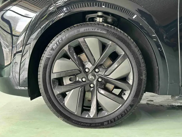 Li Auto L9 — Фото автомобиля 14