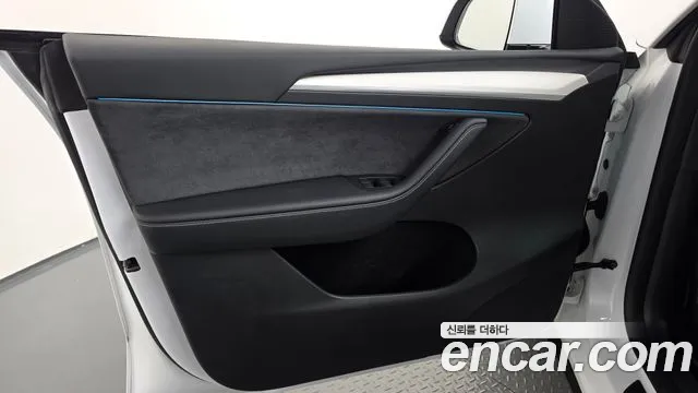 Tesla Model Y — Фото автомобиля 13