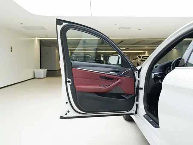 BMW 5 Series — Фото автомобиля 16