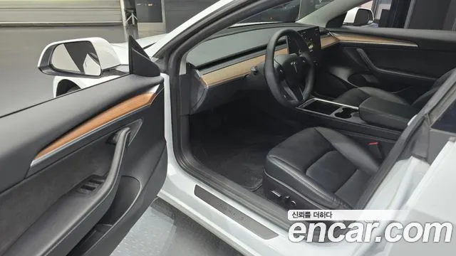 Tesla Model 3 — Фото автомобиля 10