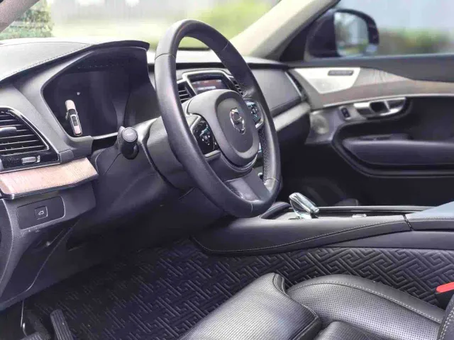 Volvo XC90 — Фото автомобиля 3