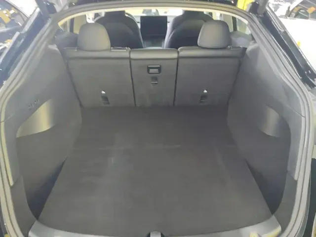 Tesla Model Y — Фото автомобиля 18