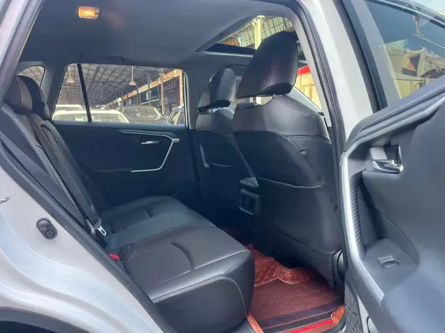Toyota RAV4 — Фото автомобиля 9