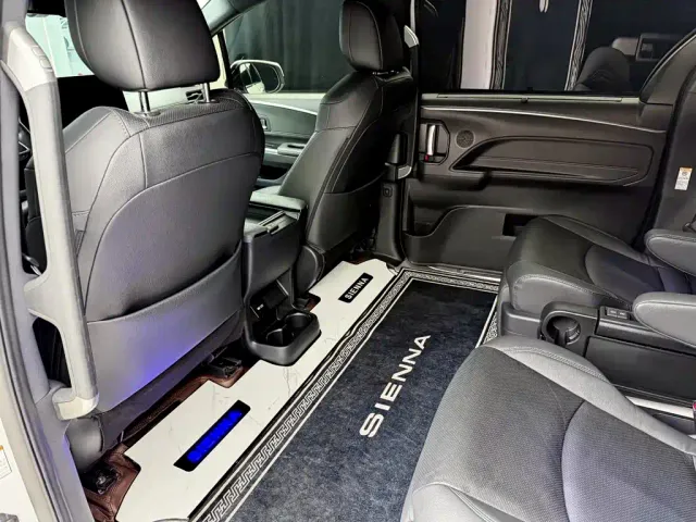 Toyota Sienna — Фото автомобиля 9