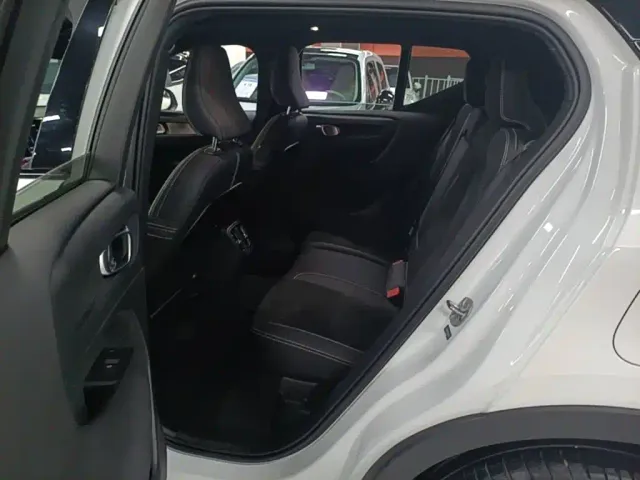Volvo XC40 — Фото автомобиля 16
