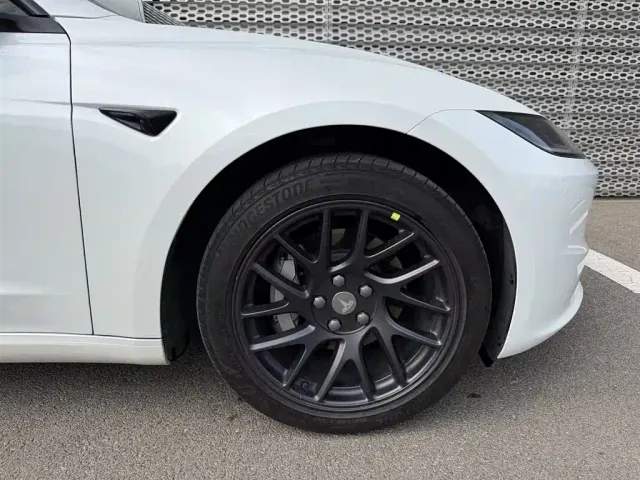 Tesla Model 3 — Фото автомобиля 16