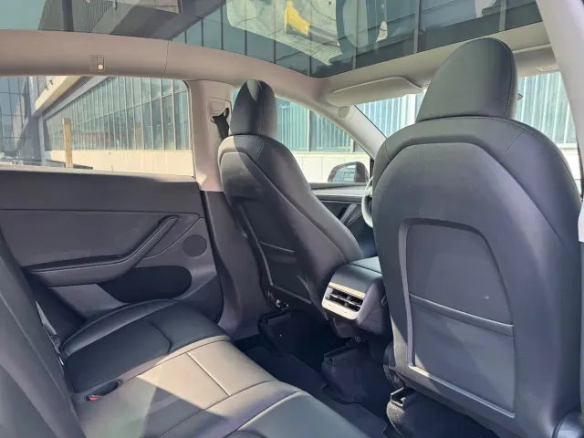 Tesla Model Y — Фото автомобиля 17