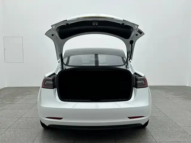 Tesla Model 3 — Фото автомобиля 15